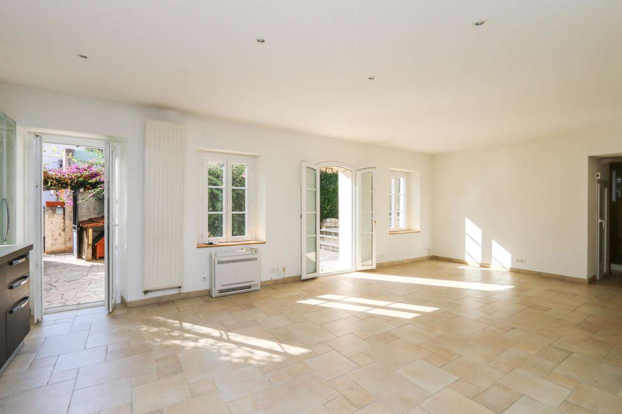 Charming townhouse with in the heart of the village of Saint Jean, located