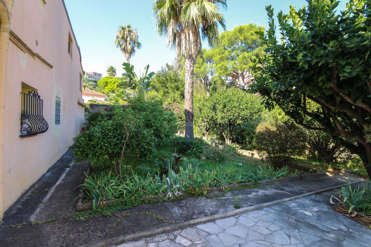 Charming townhouse with in the heart of the village of Saint Jean, located