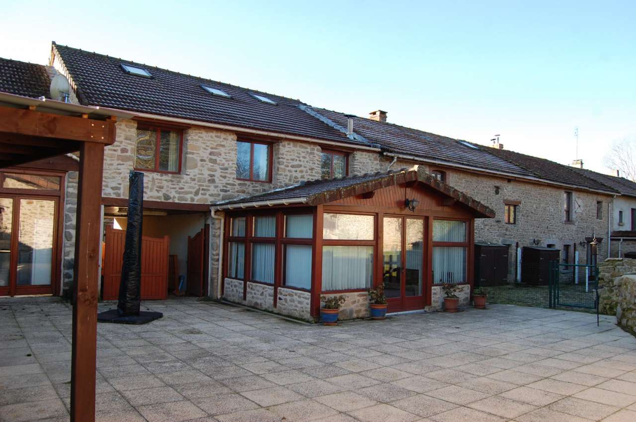 Located in a quiet setting in a small hamlet close to the village of Saint