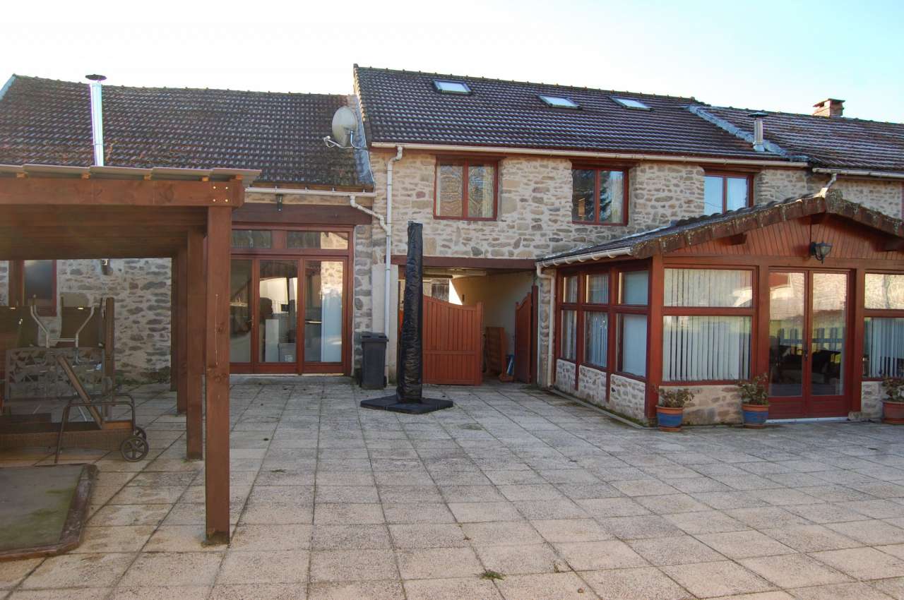 Located in a quiet setting in a small hamlet close to the village of Saint
