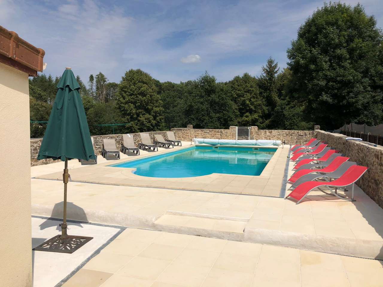 Located in a quiet setting in a small hamlet close to the village of Saint