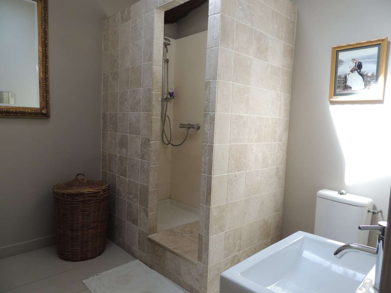 Wonderful opportunity to acquire a beautiful 3 bedroom house with separate