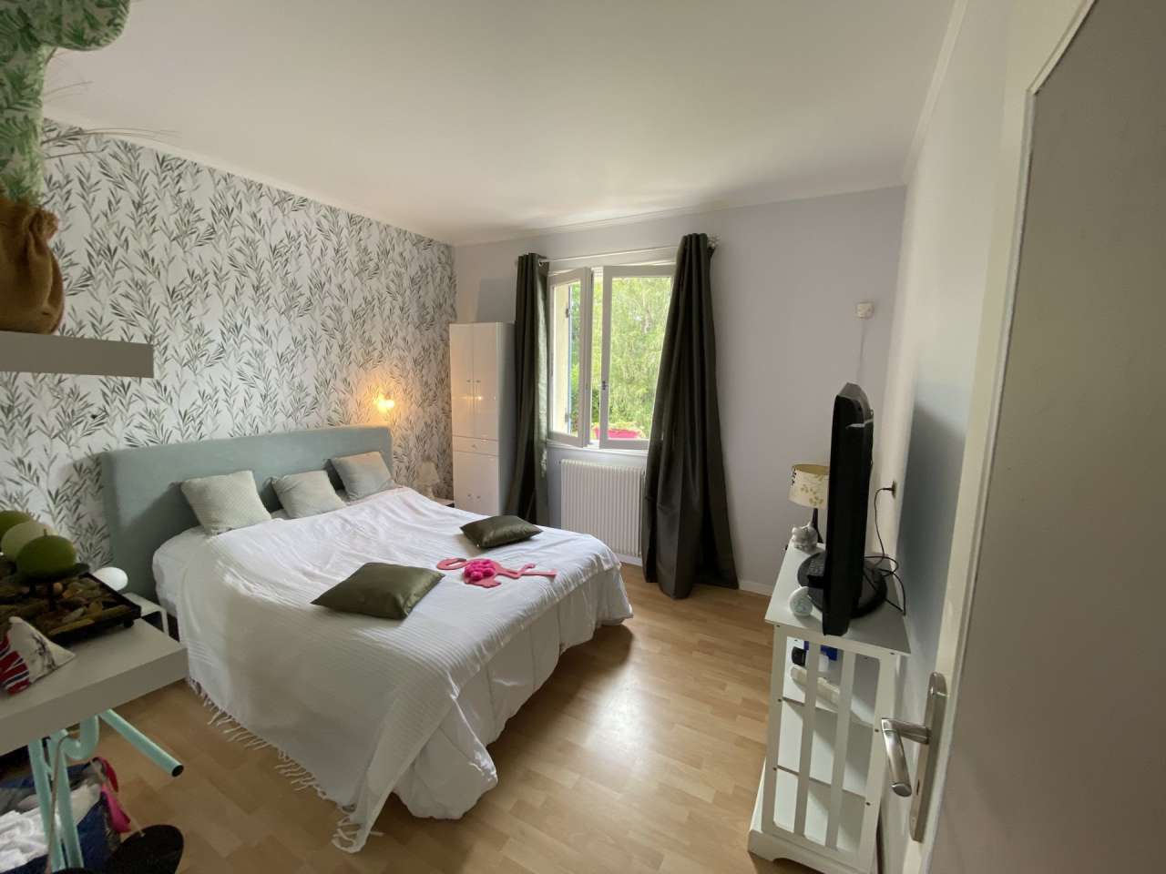 Full of character and charm and ideally situated in a quiet hamlet close to