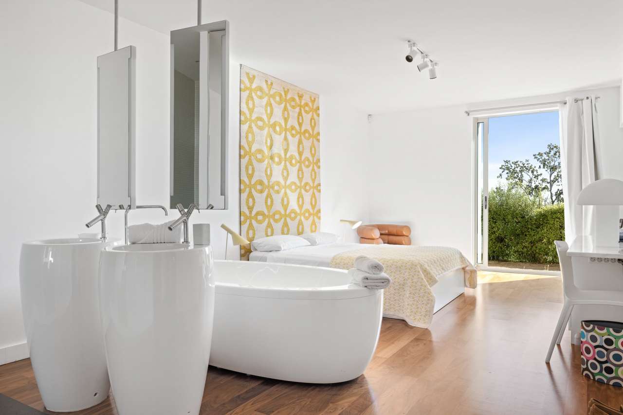 Ideally situated in a quiet and private setting, with simply stunning 180 d