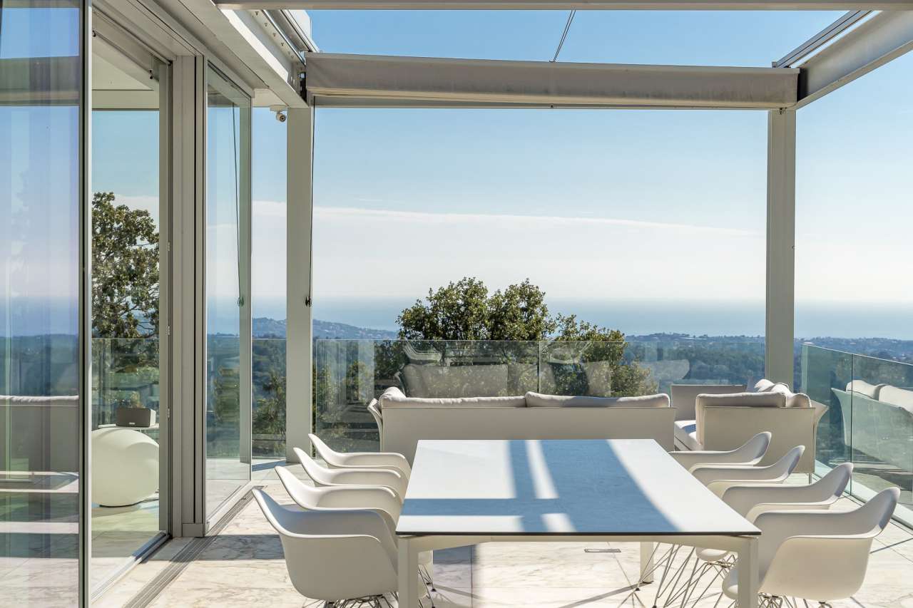 Ideally situated in a quiet and private setting, with simply stunning 180 d