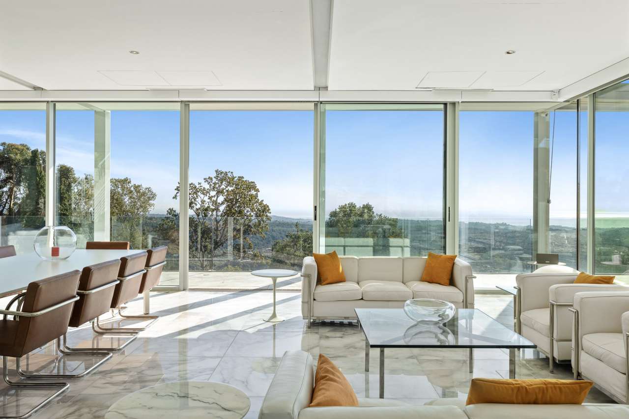 Ideally situated in a quiet and private setting, with simply stunning 180 d