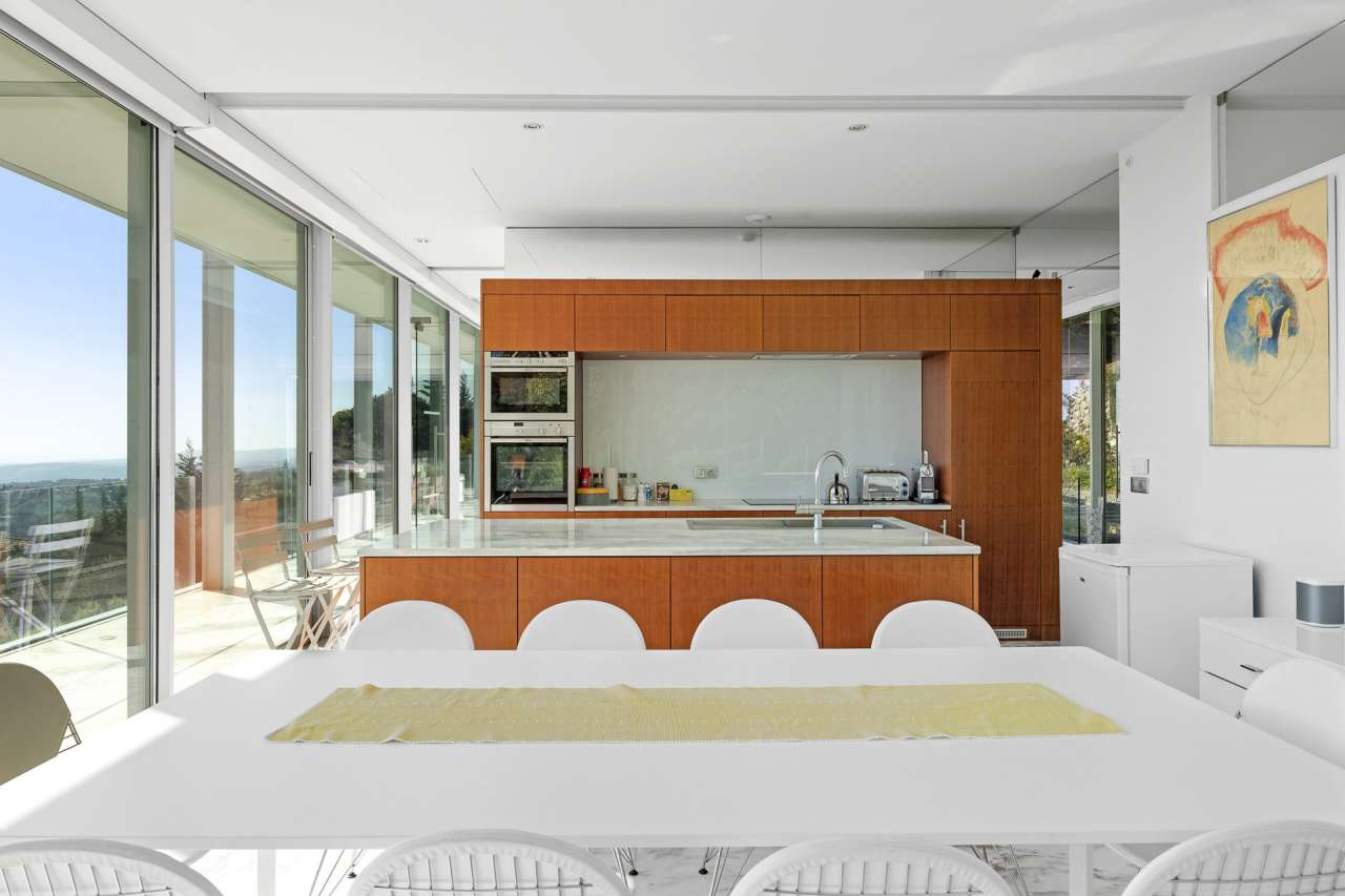 Ideally situated in a quiet and private setting, with simply stunning 180 d