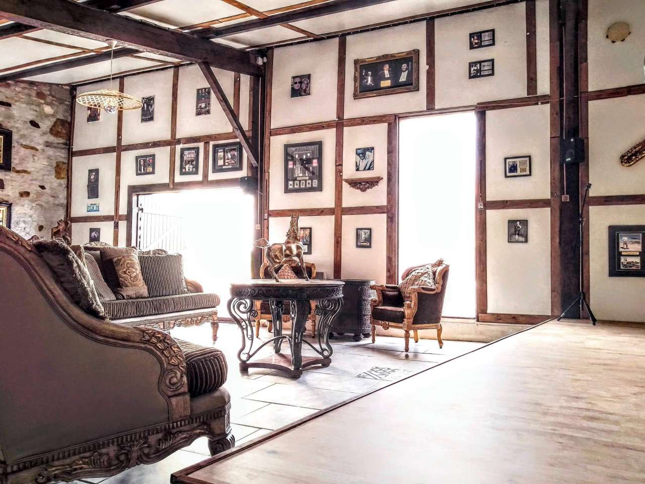 An elegant and historic character property with annex, paddock and excellen