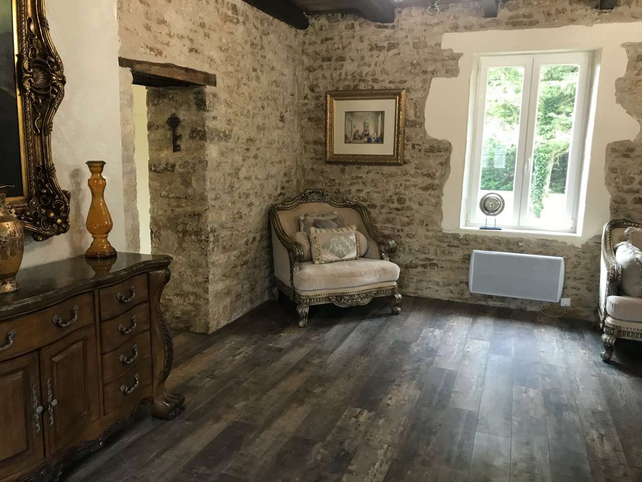 An elegant and historic character property with annex, paddock and excellen