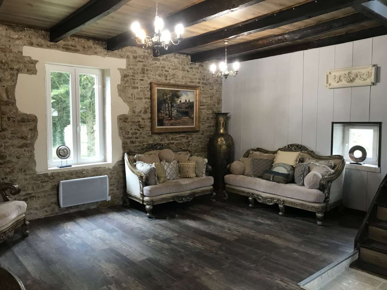 An elegant and historic character property with annex, paddock and excellen