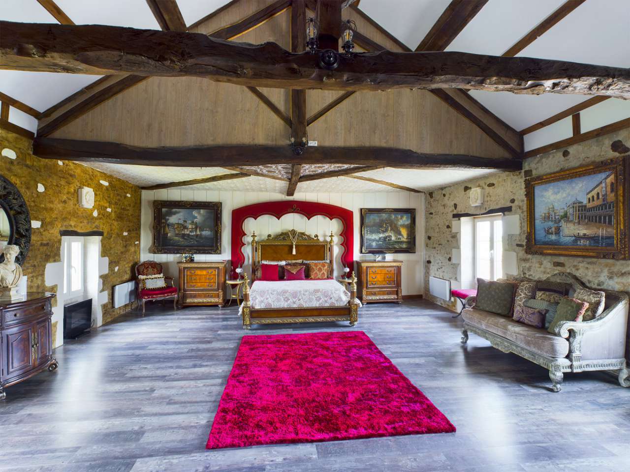 An elegant and historic character property with annex, paddock and excellen