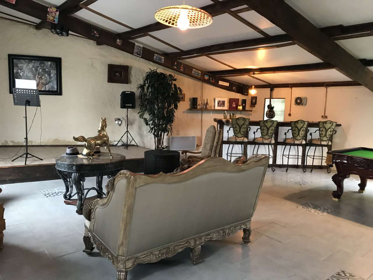 An elegant and historic character property with annex, paddock and excellen