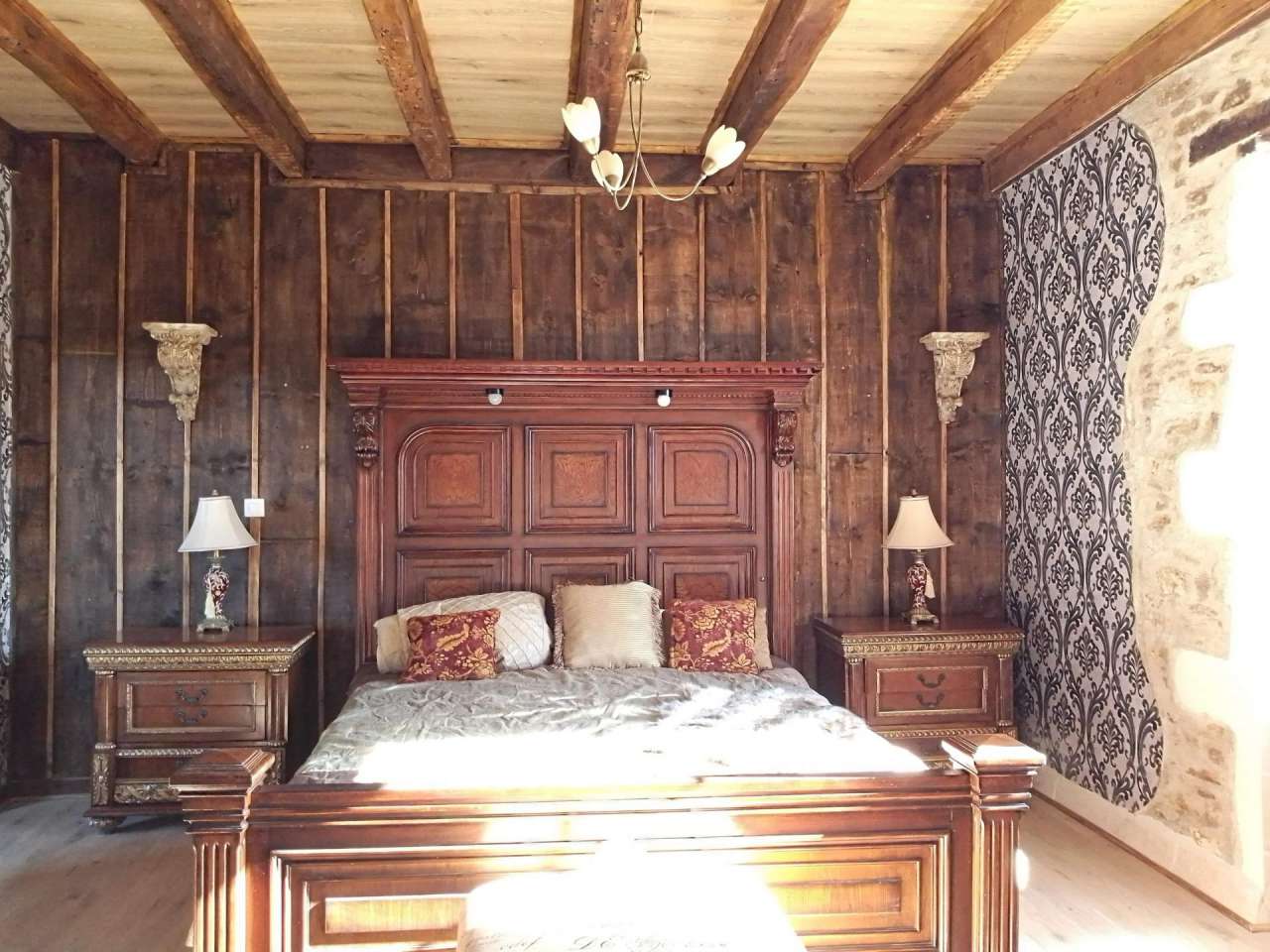 An elegant and historic character property with annex, paddock and excellen