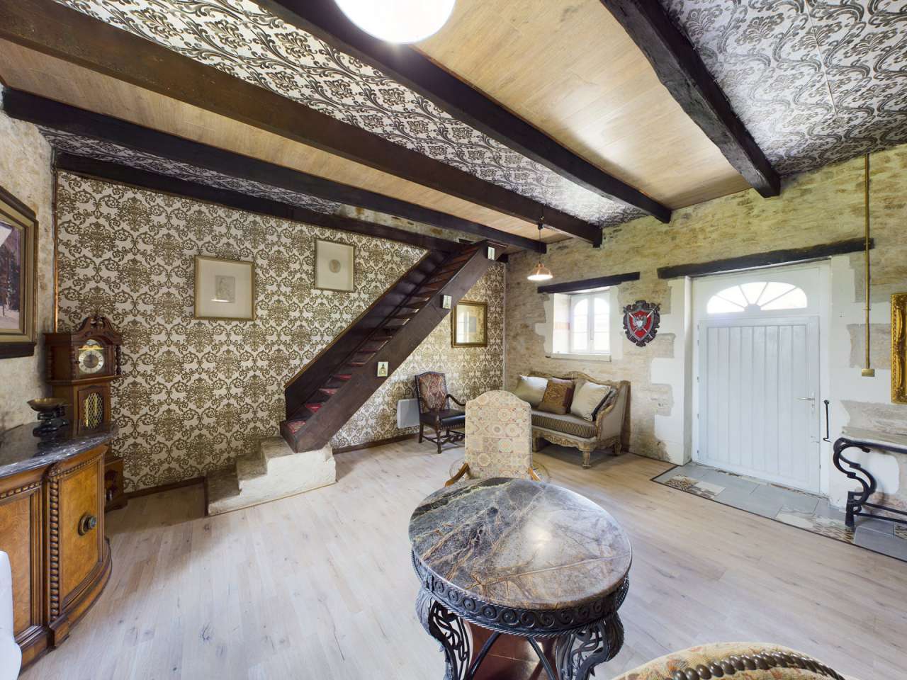 An elegant and historic character property with annex, paddock and excellen