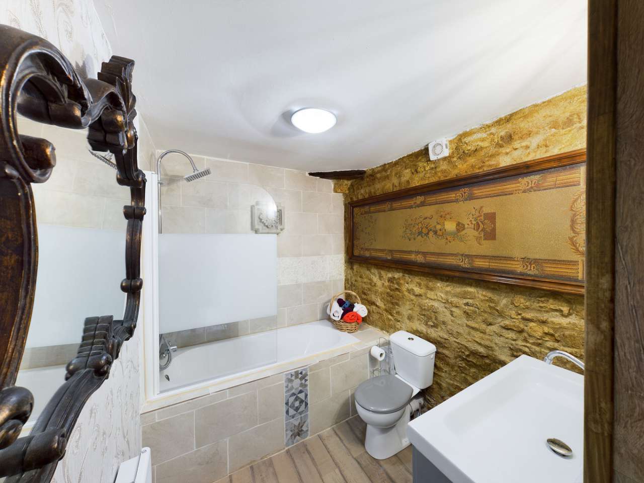 An elegant and historic character property with annex, paddock and excellen