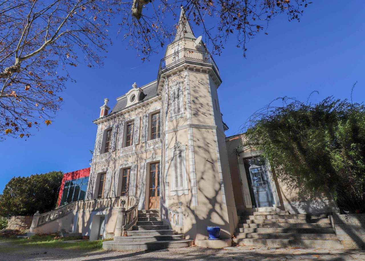 Unique 3 storey, 4 bedroom bright and spacious 19th Century South facing Fr