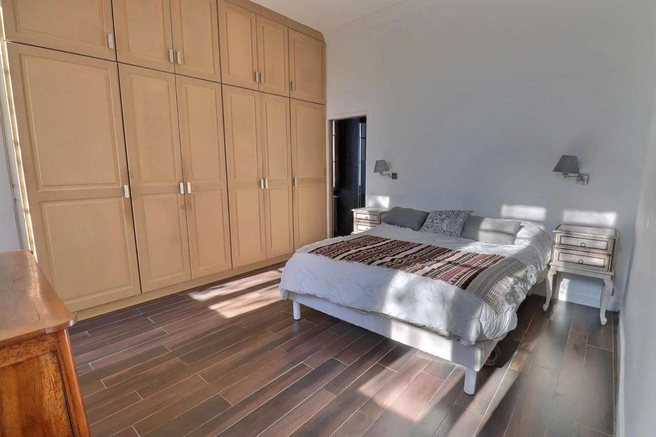 Unique 3 storey, 4 bedroom bright and spacious 19th Century South facing Fr