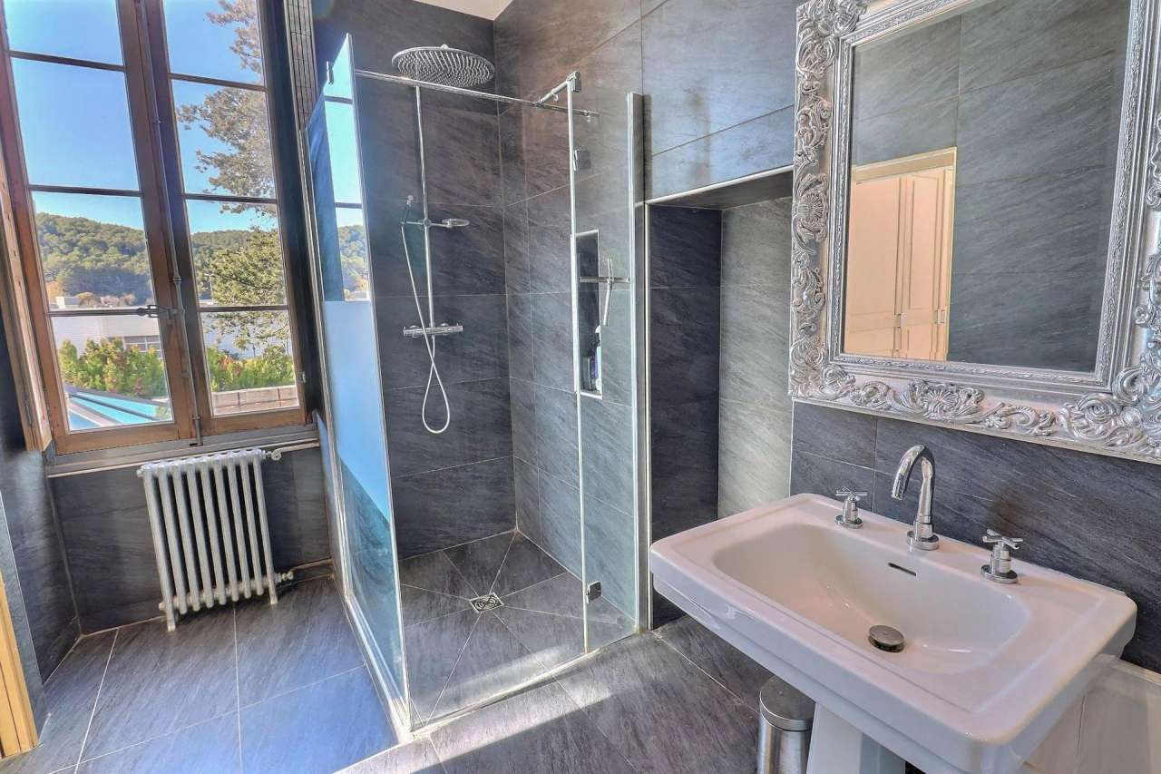 Unique 3 storey, 4 bedroom bright and spacious 19th Century South facing Fr