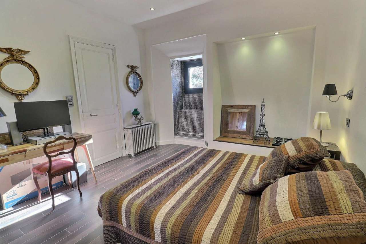 Unique 3 storey, 4 bedroom bright and spacious 19th Century South facing Fr