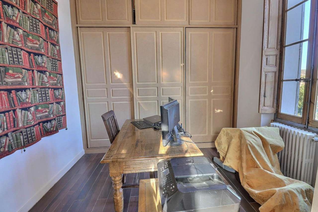 Unique 3 storey, 4 bedroom bright and spacious 19th Century South facing Fr