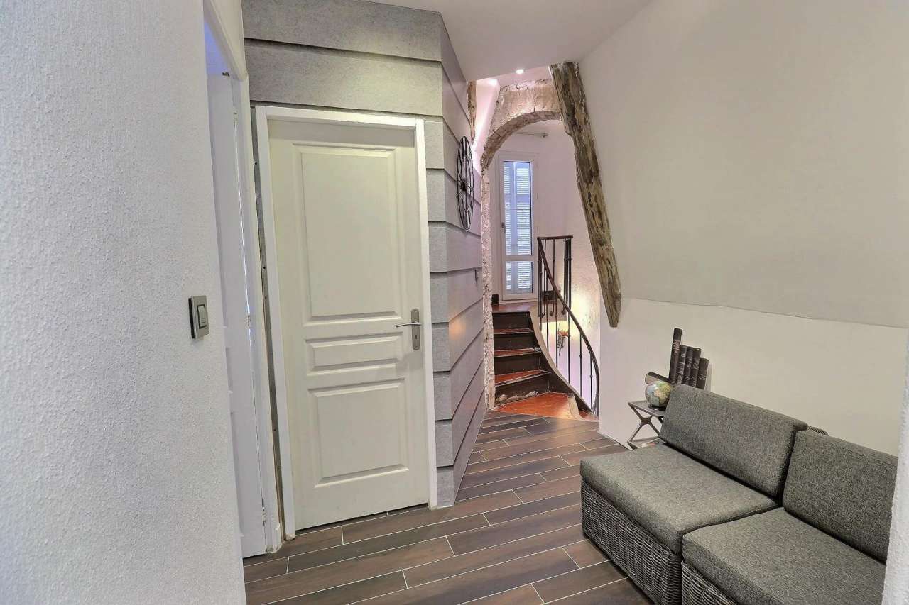 Unique 3 storey, 4 bedroom bright and spacious 19th Century South facing Fr