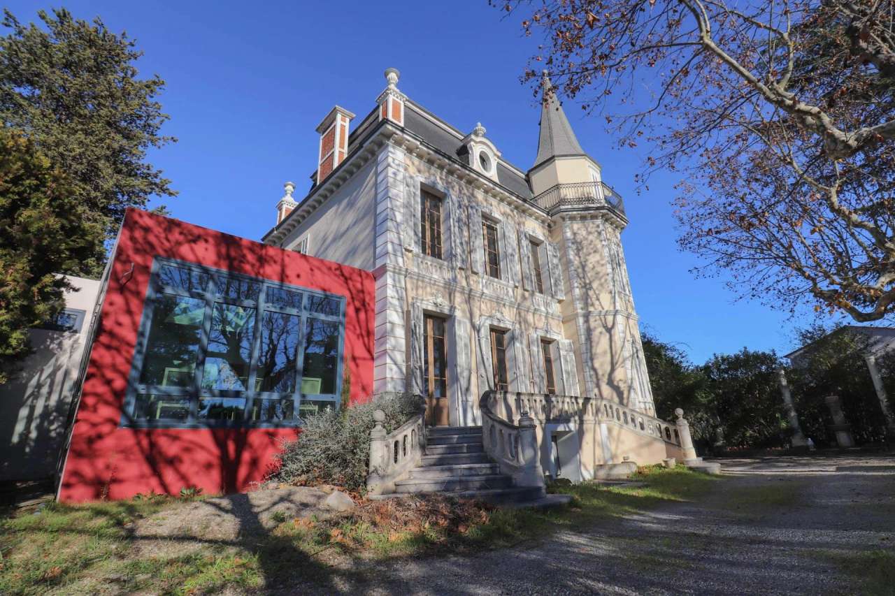 Unique 3 storey, 4 bedroom bright and spacious 19th Century South facing Fr