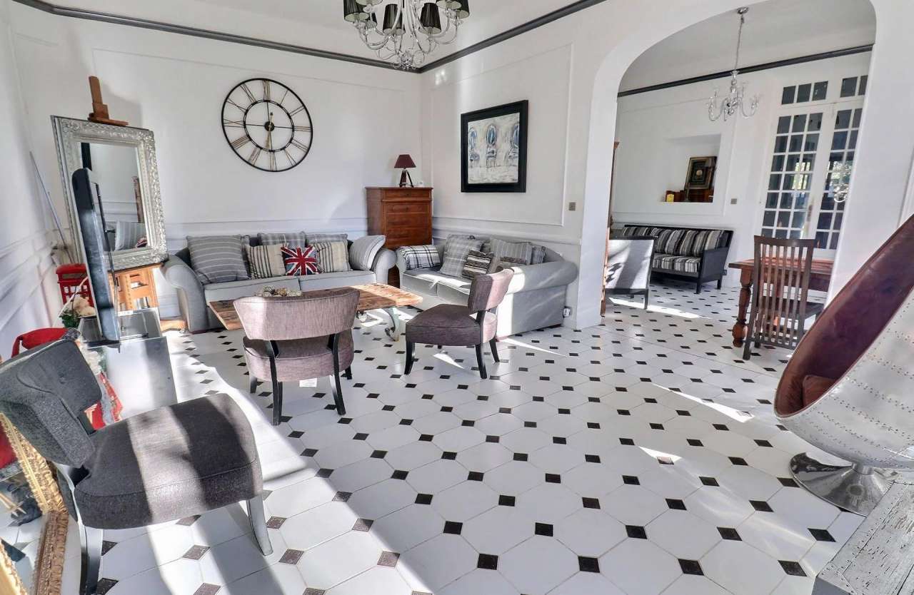 Unique 3 storey, 4 bedroom bright and spacious 19th Century South facing Fr