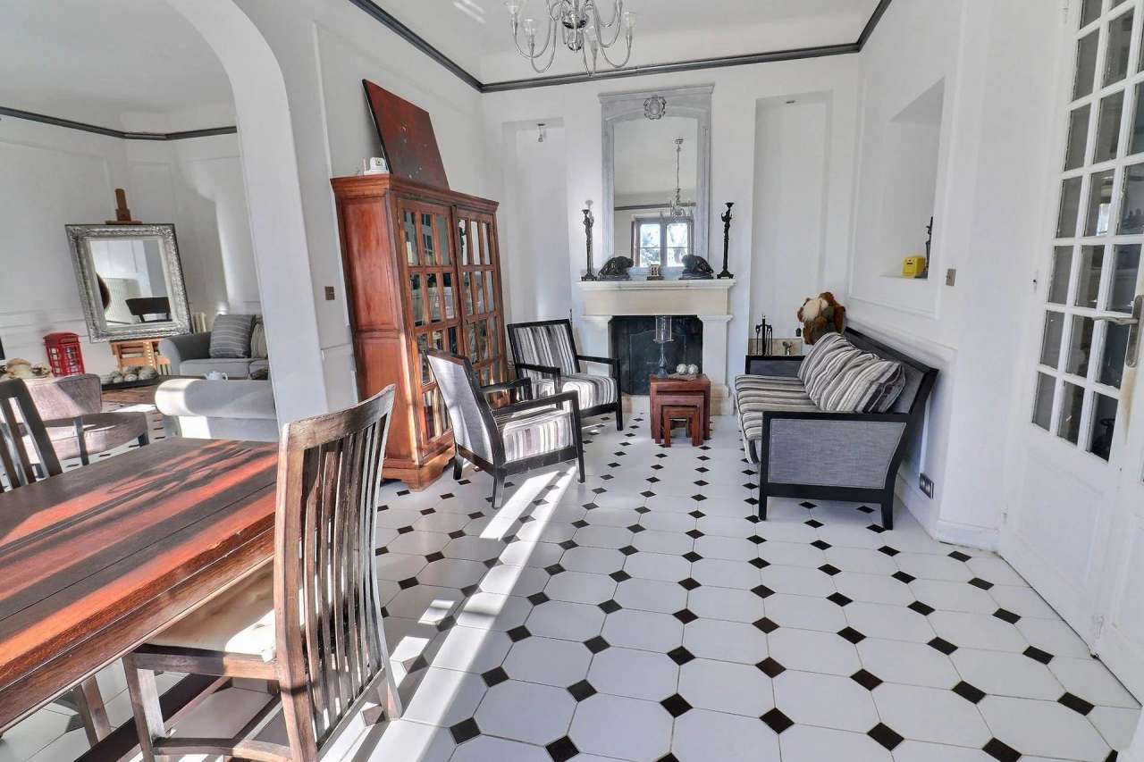 Unique 3 storey, 4 bedroom bright and spacious 19th Century South facing Fr