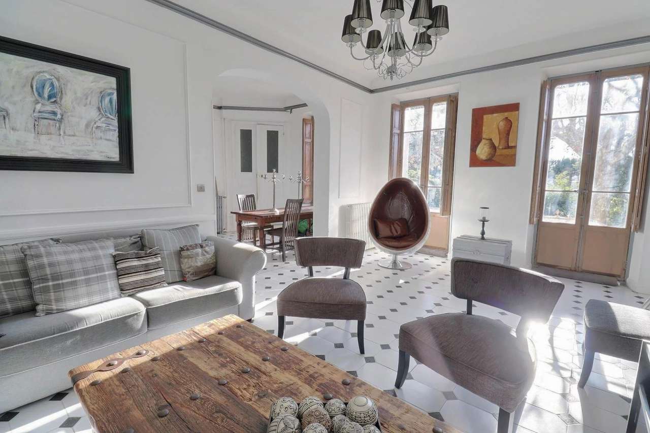 Unique 3 storey, 4 bedroom bright and spacious 19th Century South facing Fr