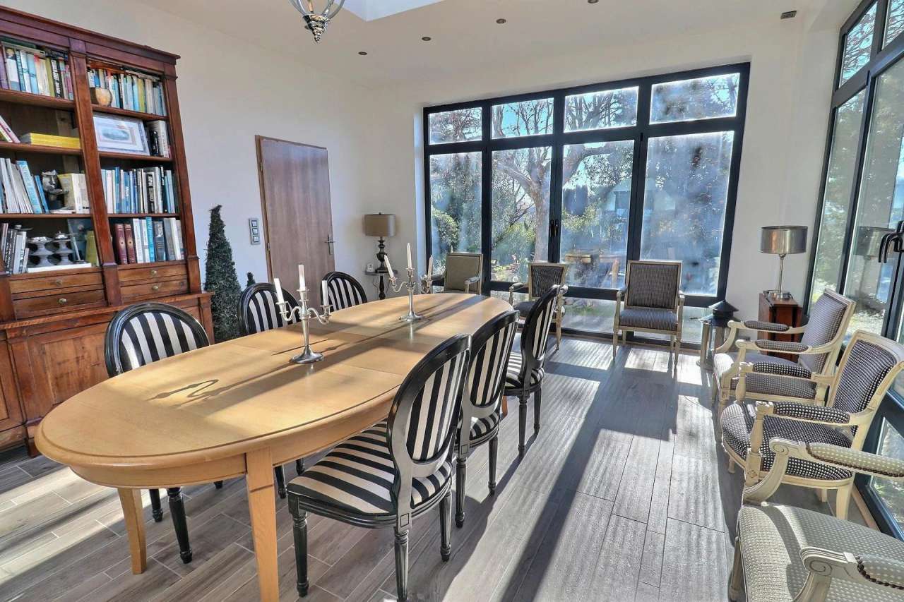 Unique 3 storey, 4 bedroom bright and spacious 19th Century South facing Fr