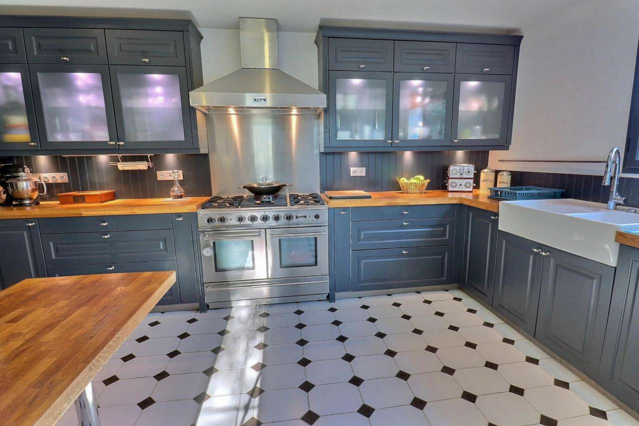 Unique 3 storey, 4 bedroom bright and spacious 19th Century South facing Fr