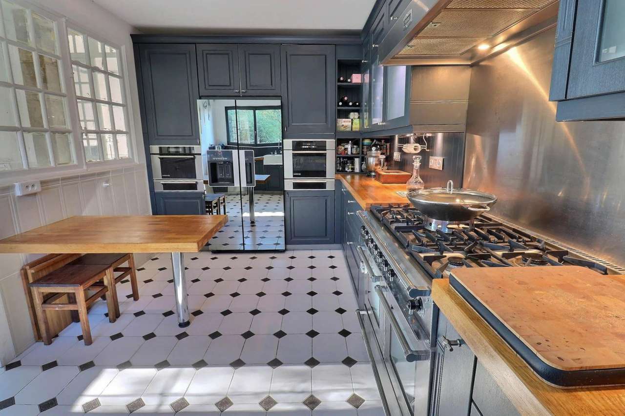 Unique 3 storey, 4 bedroom bright and spacious 19th Century South facing Fr