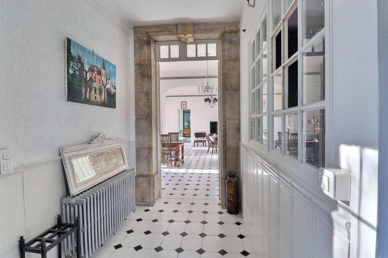 Unique 3 storey, 4 bedroom bright and spacious 19th Century South facing Fr