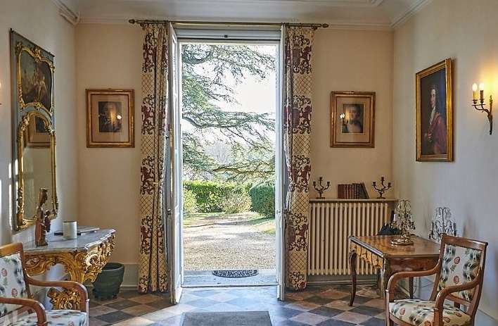 Beautifully renovated 3 storey, 8 bedroom, 18th Century Manor House with se