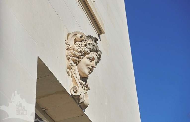 Beautifully renovated 3 storey, 8 bedroom, 18th Century Manor House with se