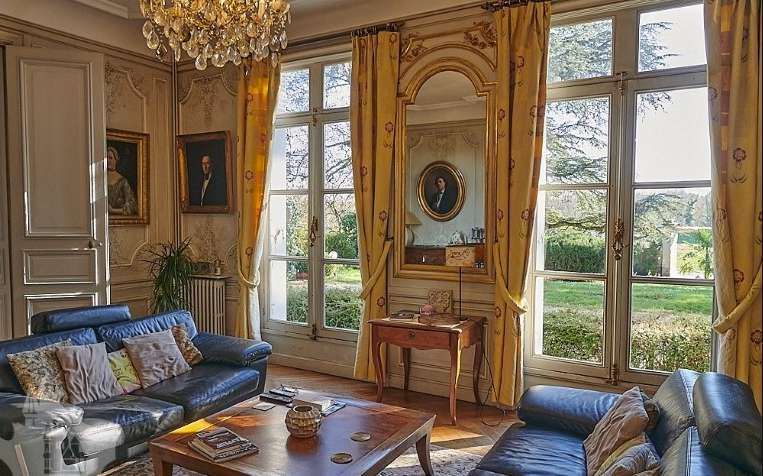 Beautifully renovated 3 storey, 8 bedroom, 18th Century Manor House with se