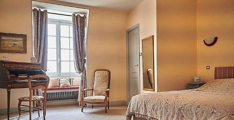 Beautifully renovated 3 storey, 8 bedroom, 18th Century Manor House with se