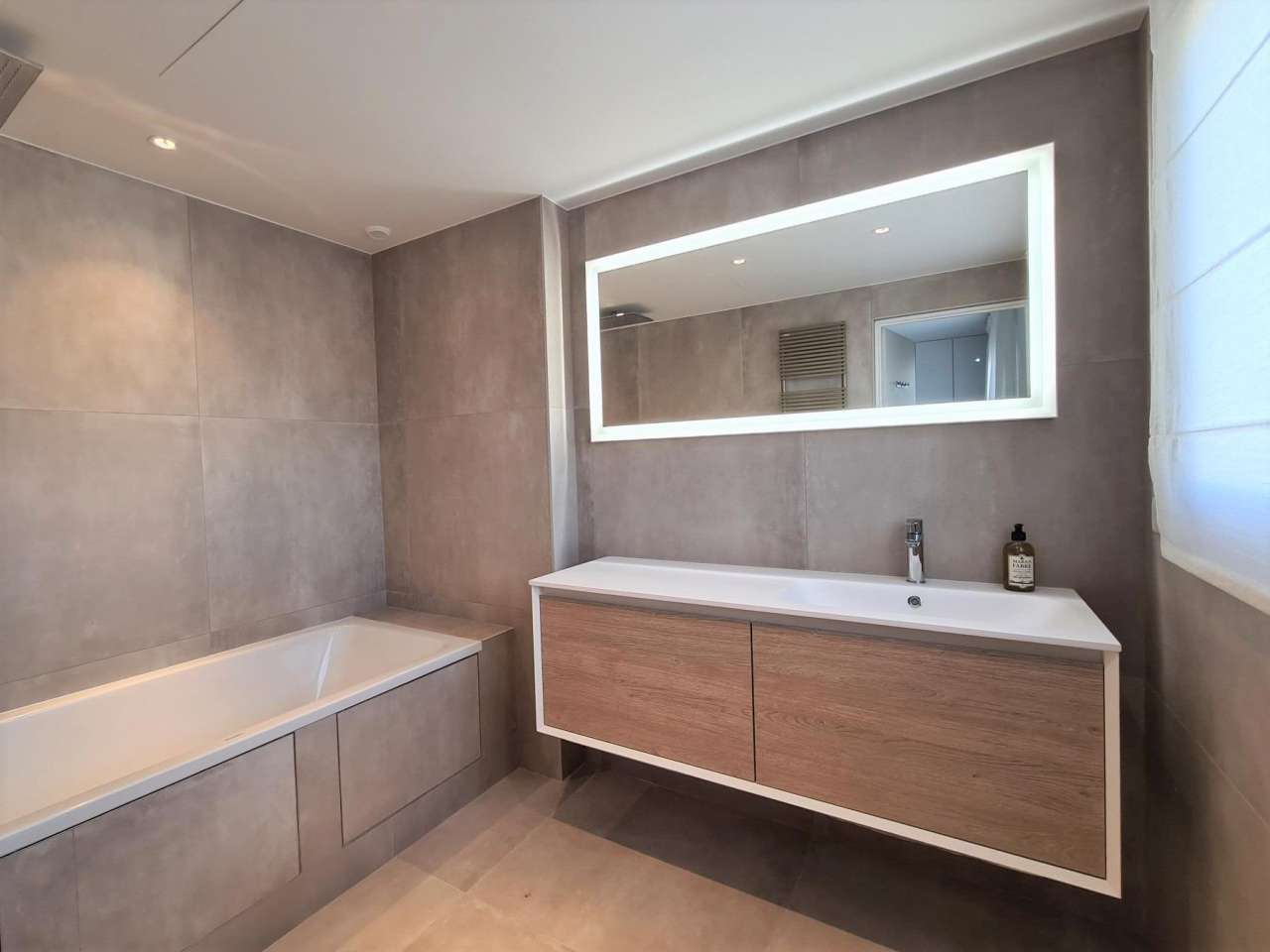 Beautifully renovated, luxury 3 bedroom apartment with large terrace and ga