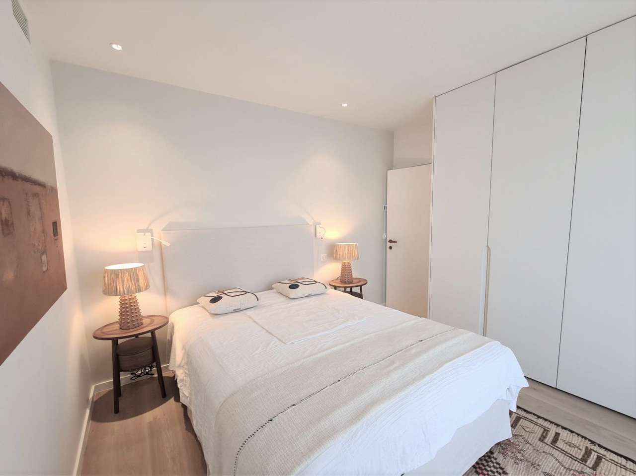 Beautifully renovated, luxury 3 bedroom apartment with large terrace and ga