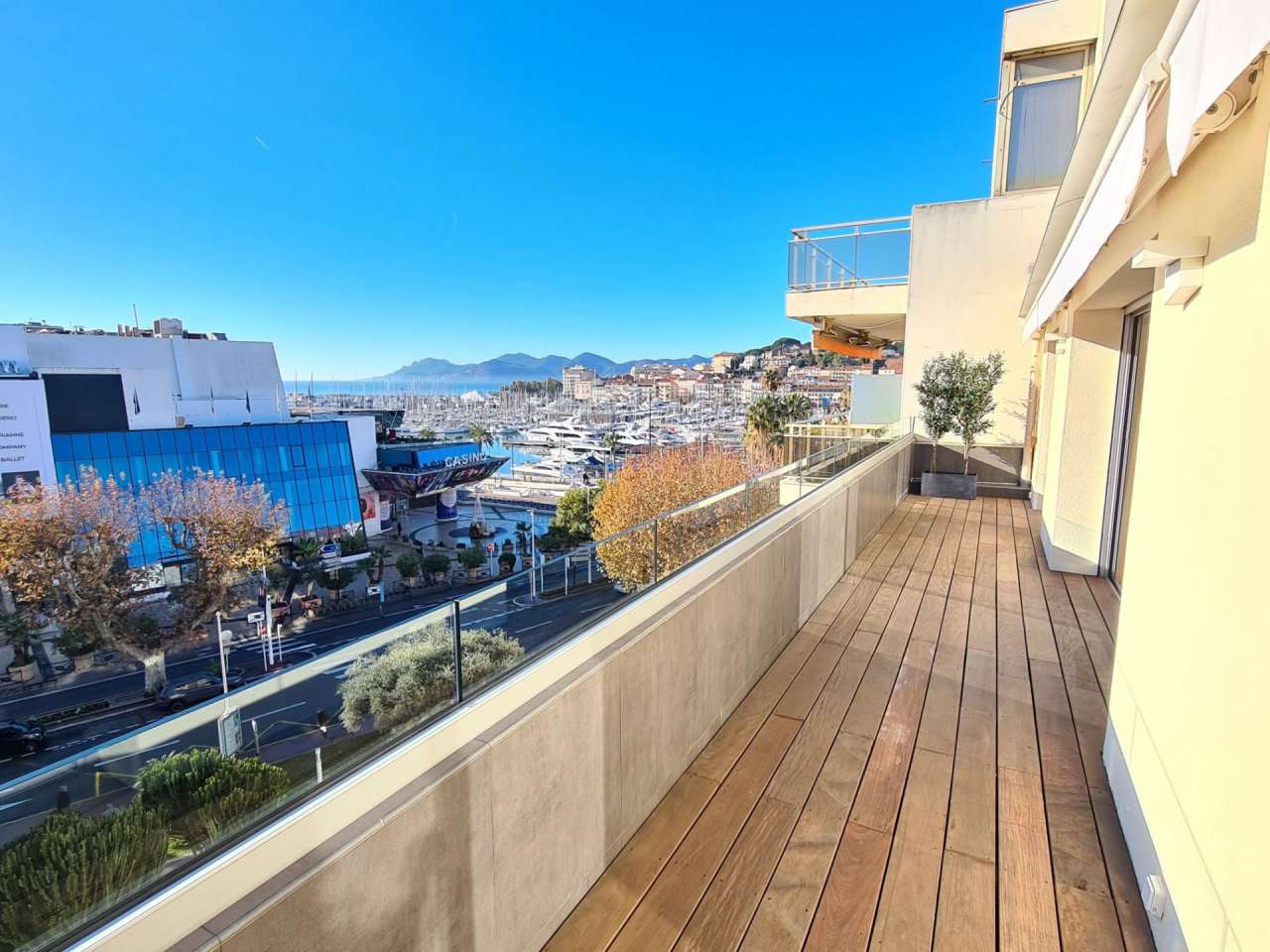Beautifully renovated, luxury 3 bedroom apartment with large terrace and ga