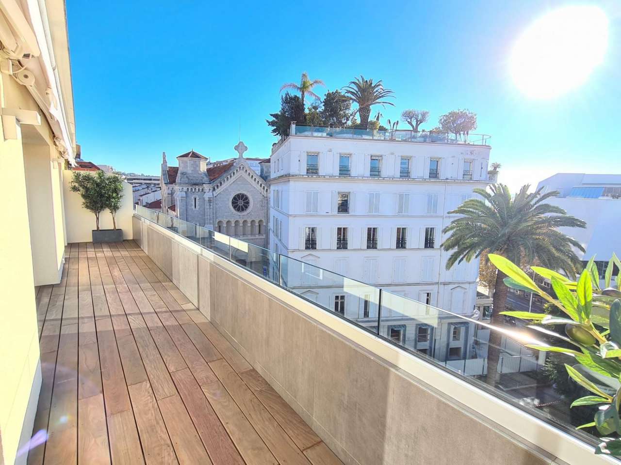 Beautifully renovated, luxury 3 bedroom apartment with large terrace and ga