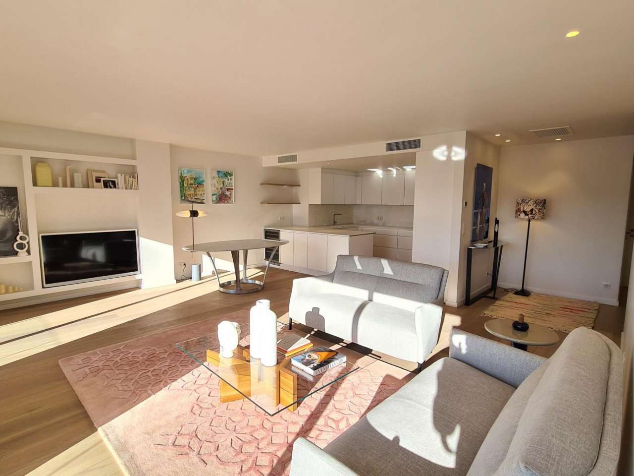 Beautifully renovated, luxury 3 bedroom apartment with large terrace and ga