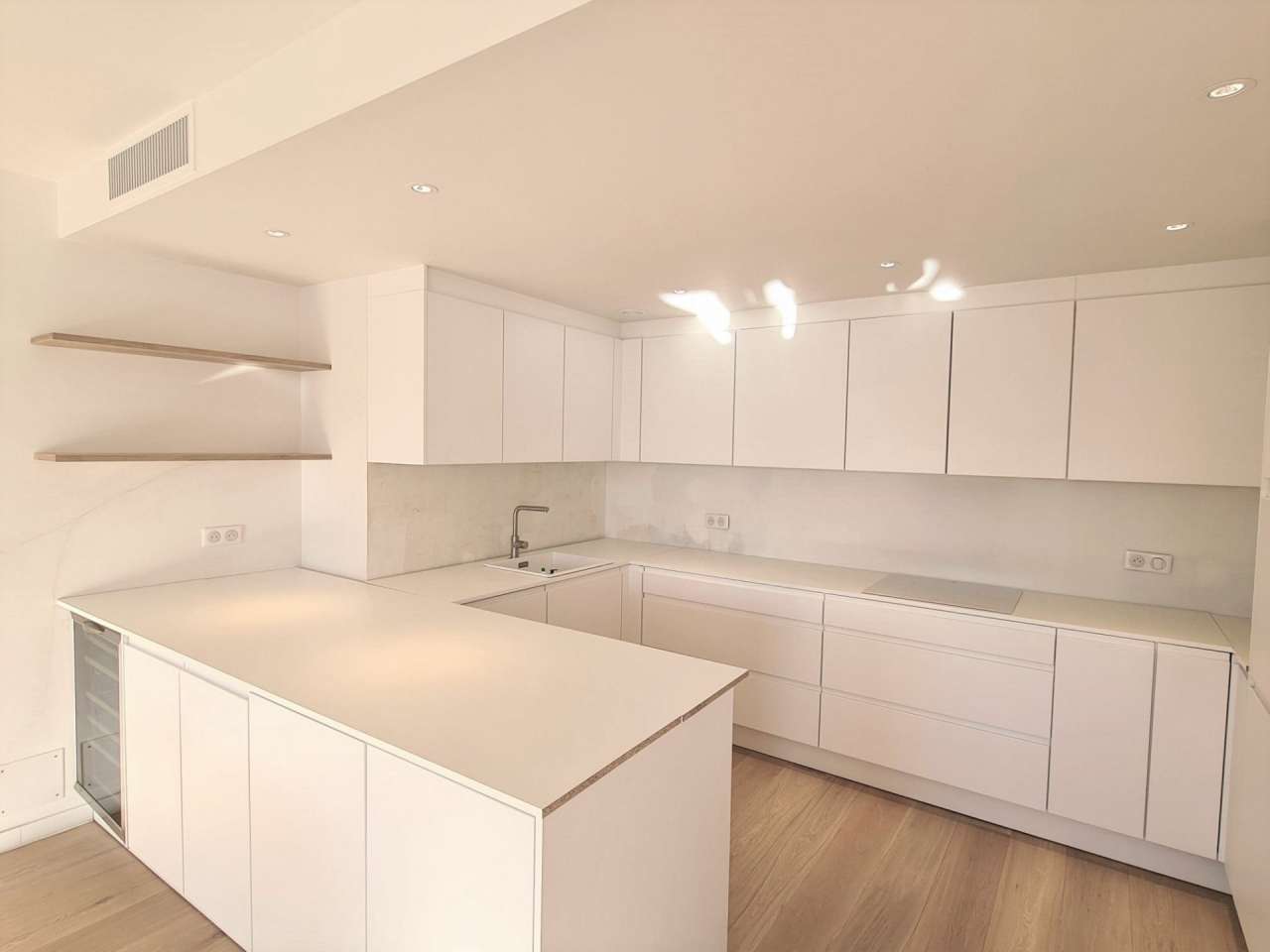 Beautifully renovated, luxury 3 bedroom apartment with large terrace and ga