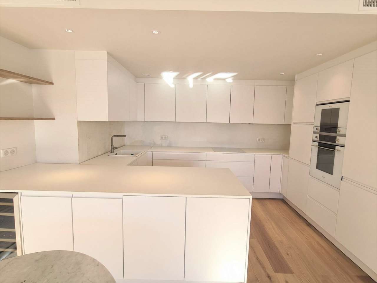 Beautifully renovated, luxury 3 bedroom apartment with large terrace and ga