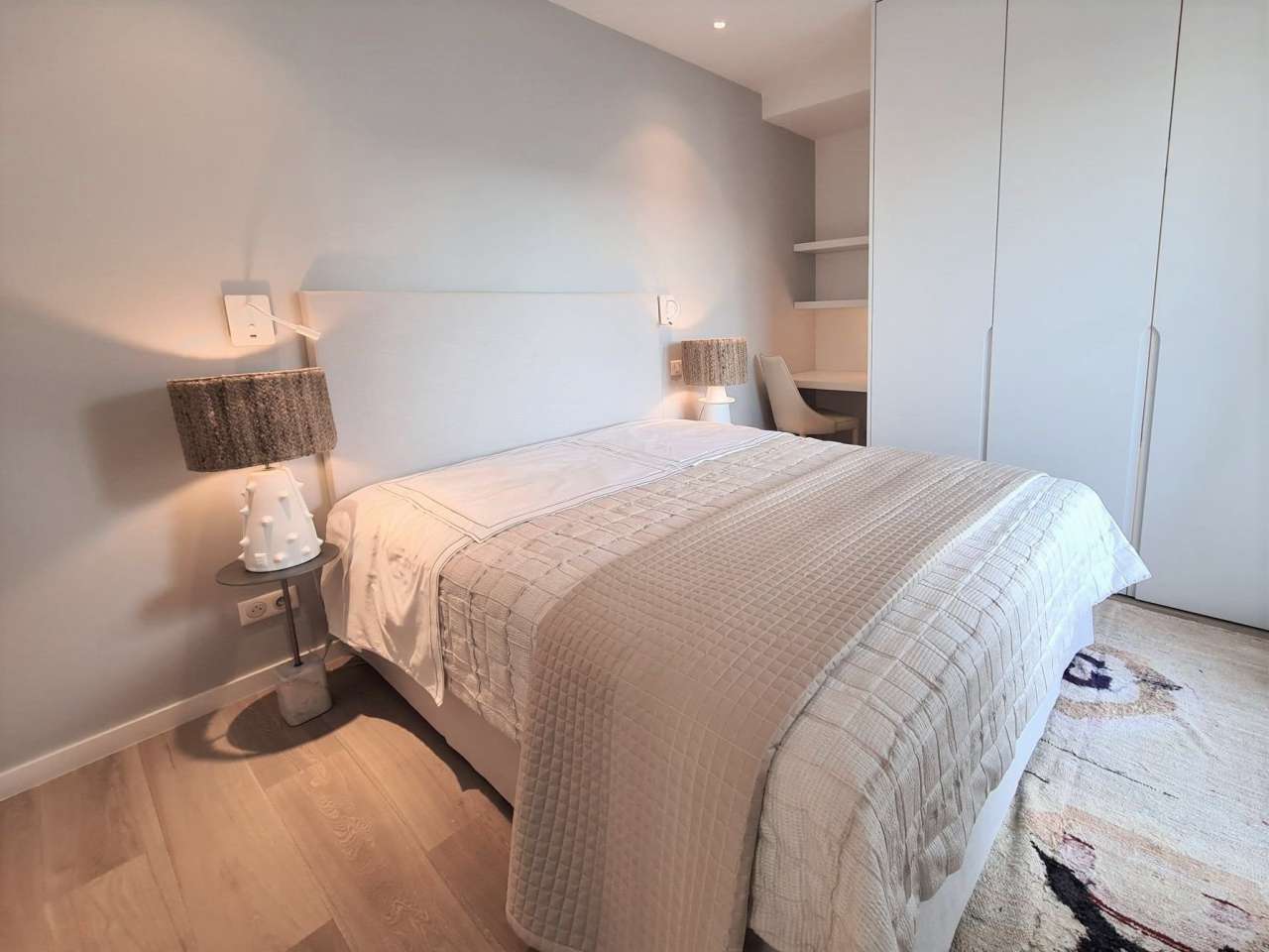 Beautifully renovated, luxury 3 bedroom apartment with large terrace and ga