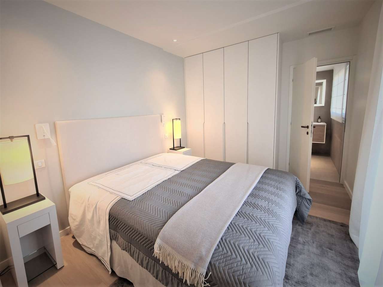 Beautifully renovated, luxury 3 bedroom apartment with large terrace and ga