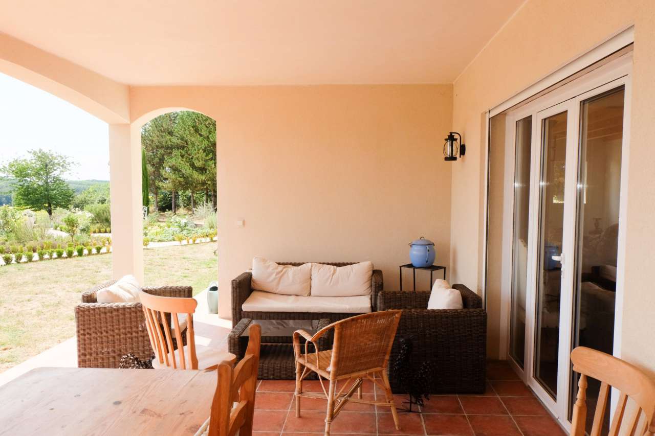 Immaculate, modern 4 bedroom house with one bedroom studio and gite, nestli