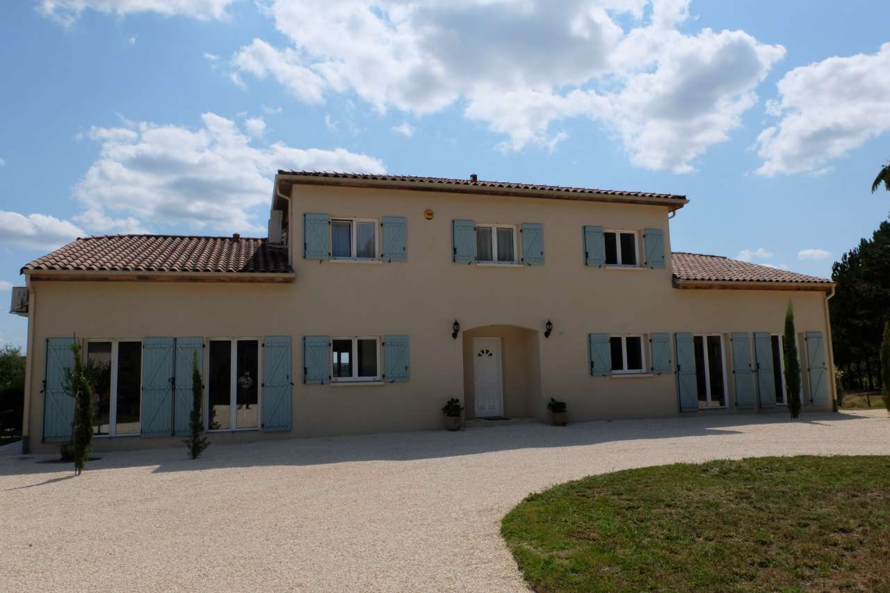 Immaculate, modern 4 bedroom house with one bedroom studio and gite, nestli