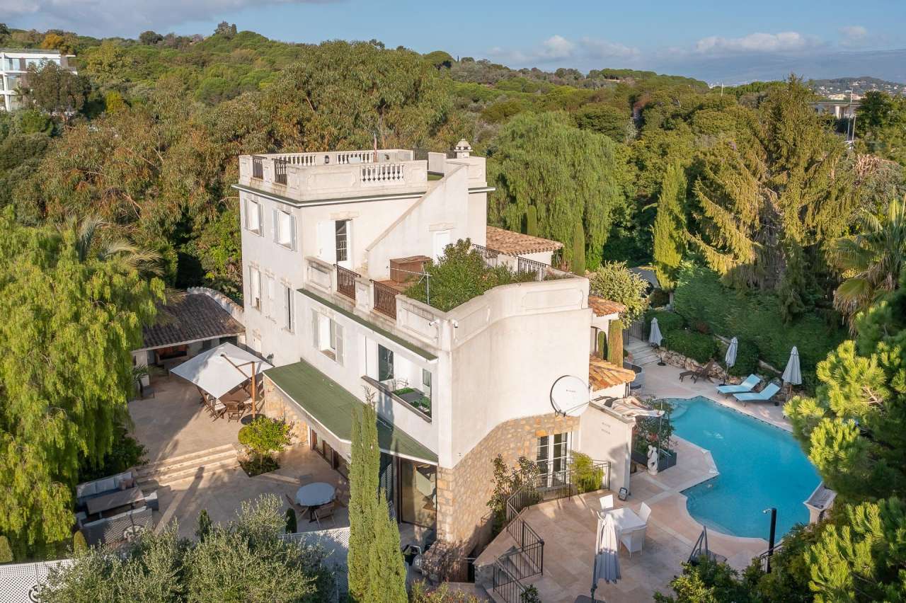 Beautifully presented 5 bedroom villa located in a quiet setting in Cannes,