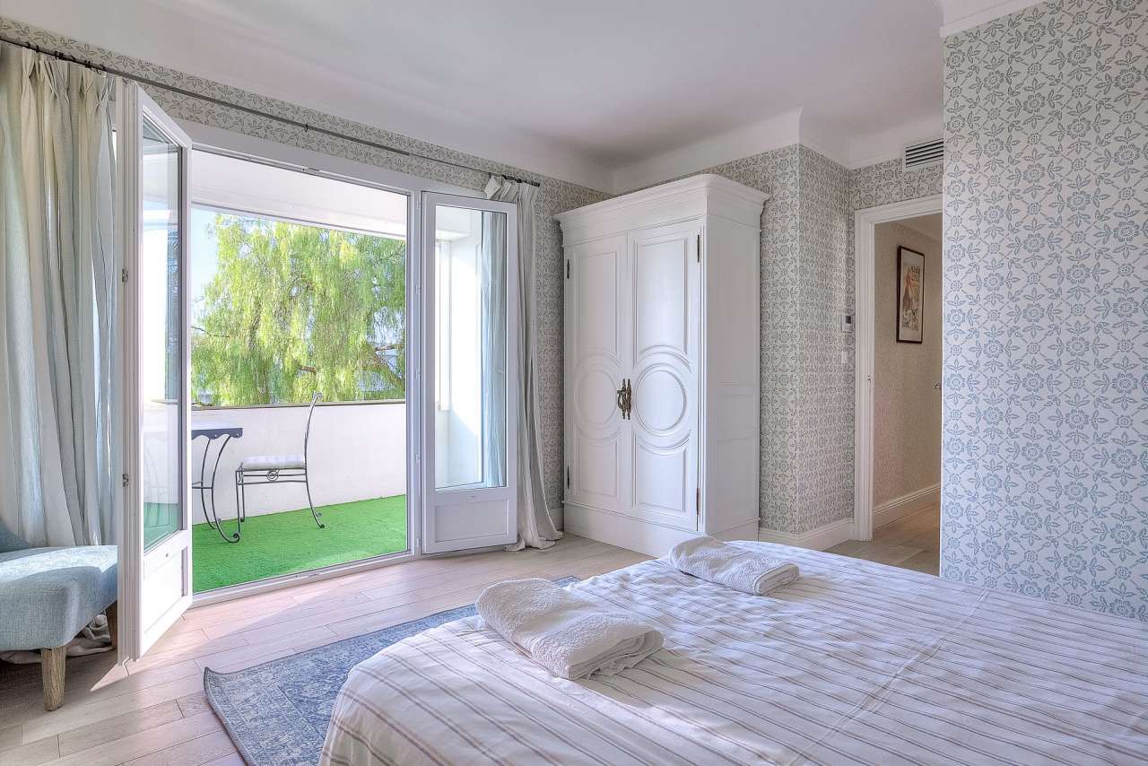 Beautifully presented 5 bedroom villa located in a quiet setting in Cannes,